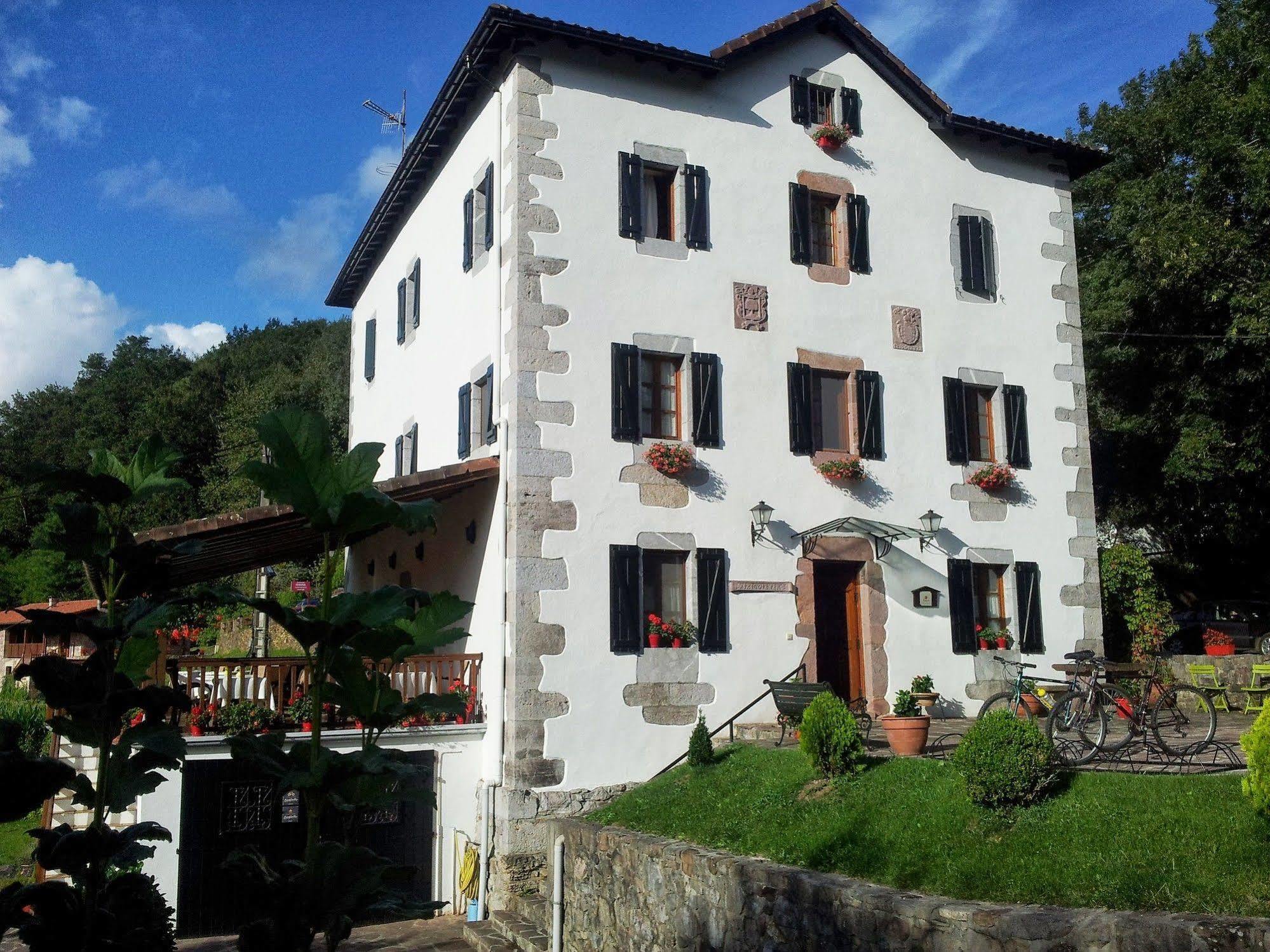Hotel Rural Irigoienea Urdax ภายนอก รูปภาพ
